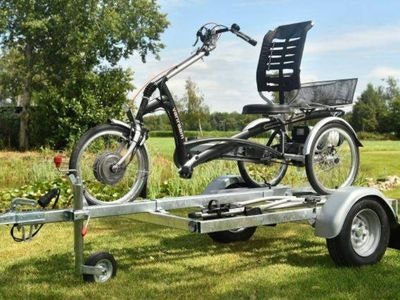 Le tricycle Van Raam Easy Rider sur une remorque de Care4More