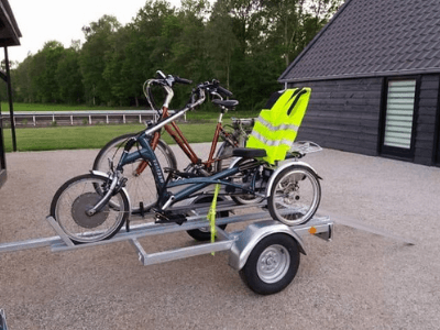 Une remorque fabriquée par PAS avec  tricycle Easy Rider et un vélo classique