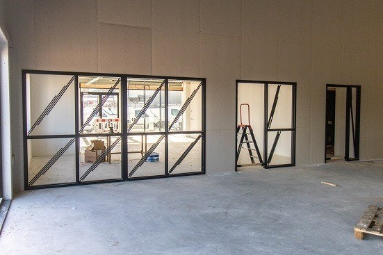 de binnenkozijnen en ramen zijn geplaatst in de nieuw hal van raam