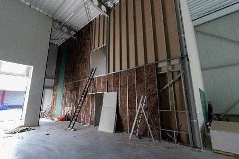 placing walls in new hall van raam