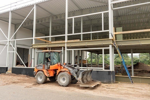 shovel aan het werk bij uitbreiding van raam