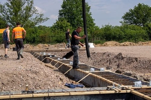 Giessen von Beton fuer eine Erweiterung von Van Raam