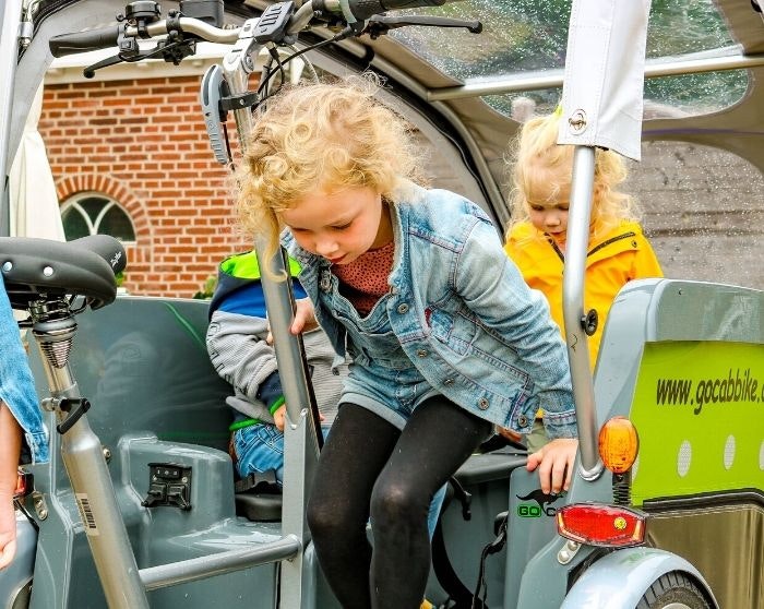 GoCab Kinderfahrrad beim Aussteigen aus dem Fahrrad