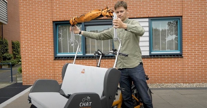 Hoe bevestig ik de huif op de Chat riksja fiets