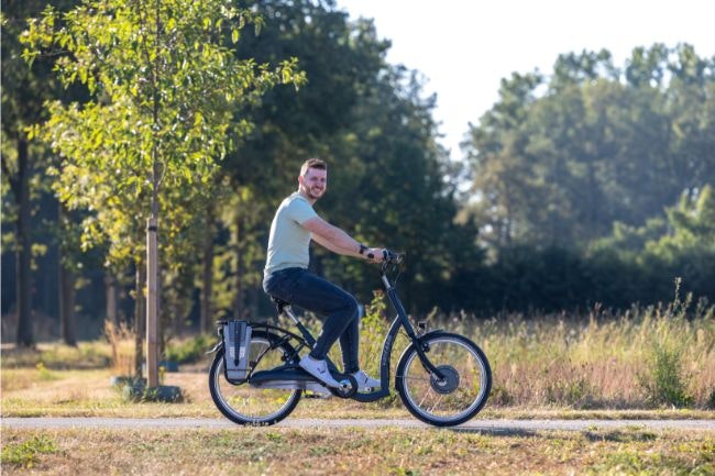 Radfahren mit Balance ein einzigartiges Van Raam Fahrrad mit zwei Rädern