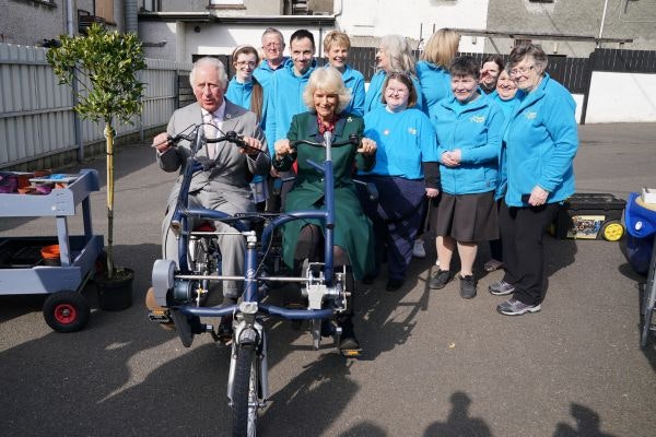 Prins Charles en Camilla op de van raam fun2go duofiets