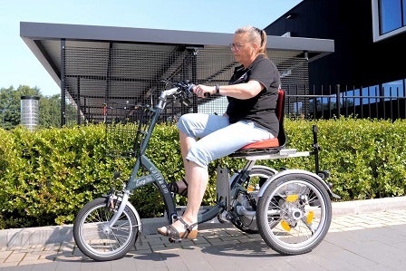 Faites glisser le siège de la vélo-scooter Easy Go pour régler la profondeur correcte