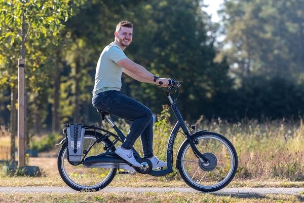 Waarom zit er geen standaard op een fiets met 3 wielen parkeerrem Van Raam Balance lage instapfiets