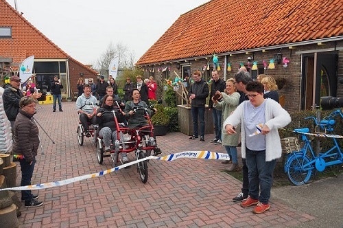Thomashuis reçoit la remorque de vélo duo Van Raam grâce à Rabobank