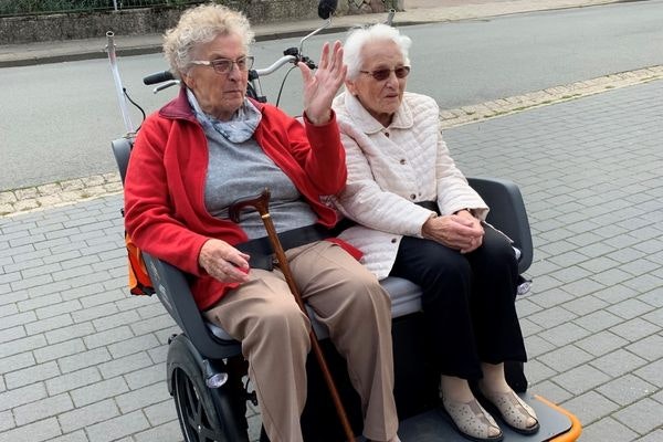 Vélo pousse-pousse électrique Chat Van Raam Hauskrankenpflege Fischer