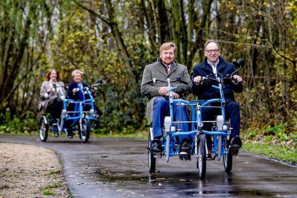 Koning Willem-Alexander op de Fun2Go duofiets