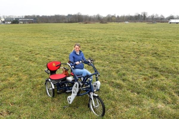 Marjolein Boezel met duofiets op nieuwe bedrijfskavel van van raam fabrikant aangepaste fietsen (Foto Roel Kleinpenning)