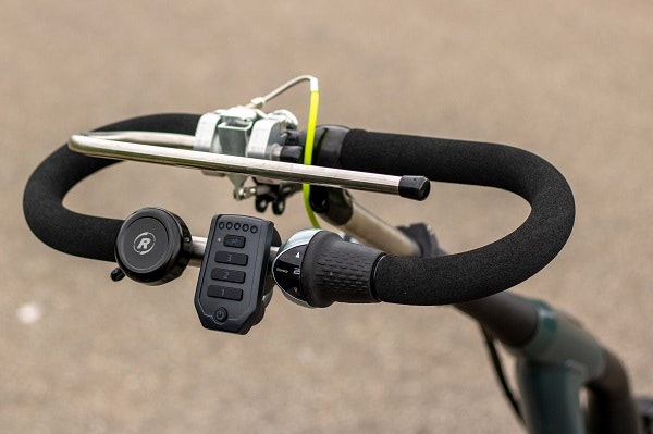 Uninterrupted handlebar on a Van Raam tricycle