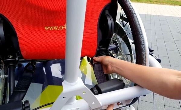 Placing a wheelchair on Van Raam VeloPlus wheelchair bike fixate