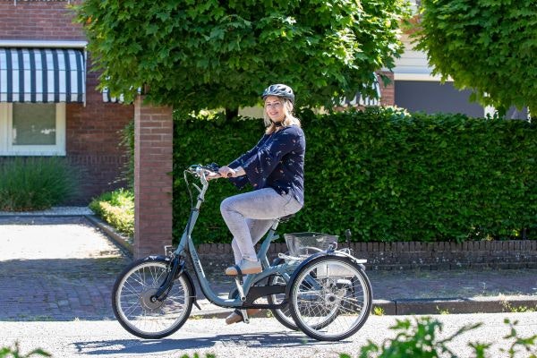 draag een fietshelm voor extra veiligheid op een aangepaste fiets