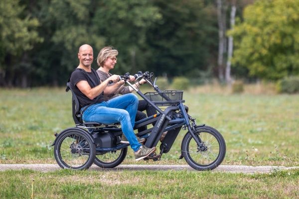 Met zijn tweeën op een driewieler van Van Raam duofiets fun2go