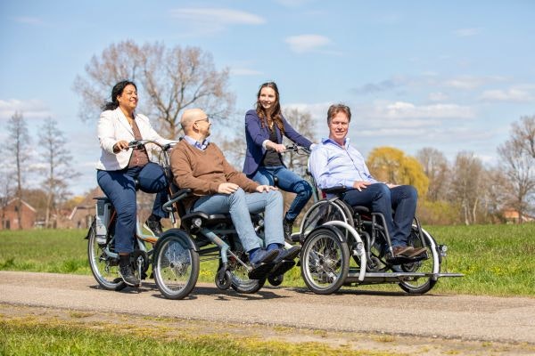 Met zijn tweeën op een driewieler van Van Raam rolstoelfietsen opair en veloplus