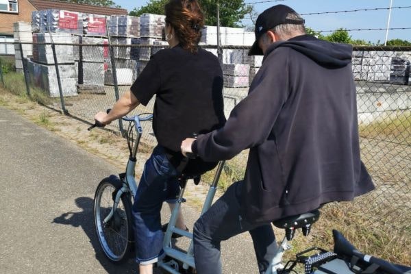 Kundenerfahrung Elektrotandem Twinny Leon Meijer im Stehen