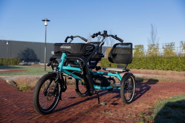 Regenhoes voor fietsmand op Fun2Go duofiets Van Raam