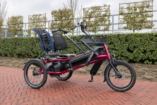 Cycling with a child on the Fun2Go duo bike with child seat