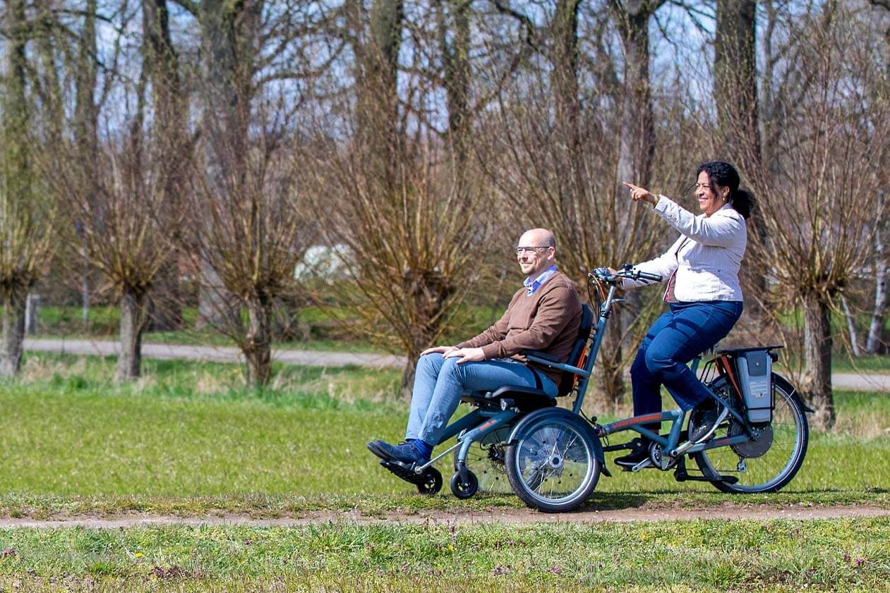 Vélo avec fauteuil roulant à l'avant Van Raam OPair