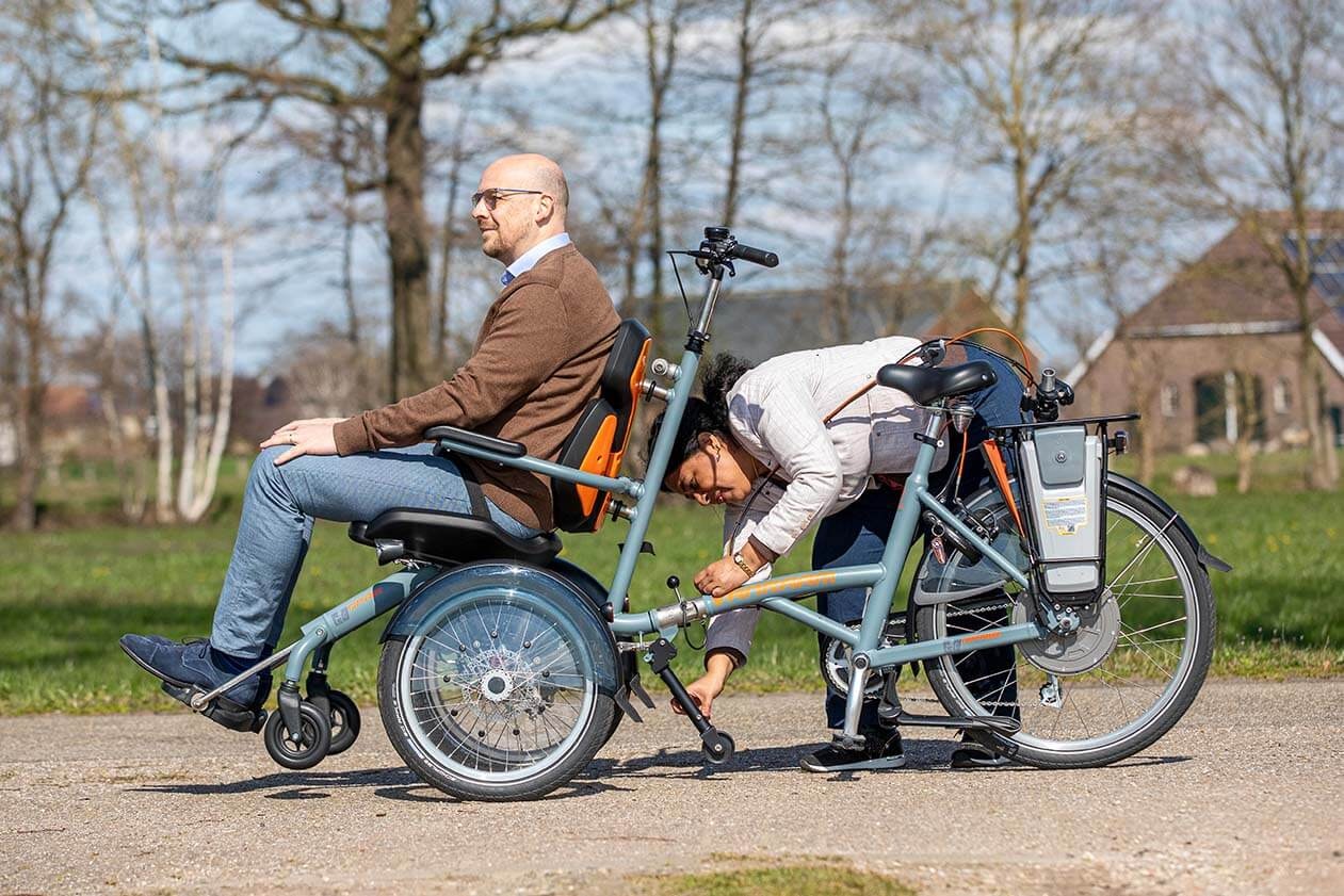Wheelchair bike OPair divisible coupling