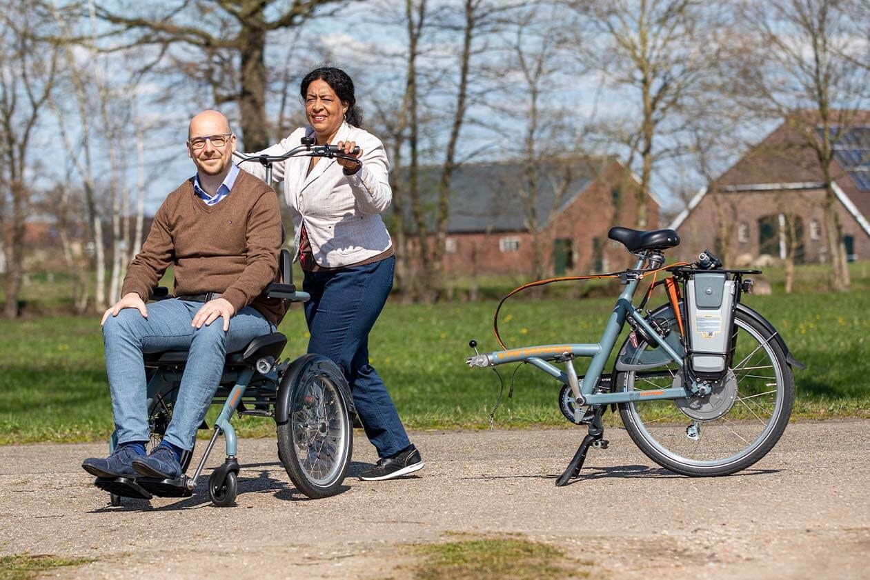 Vélo avec fauteuil roulant devant Van Raam Opair