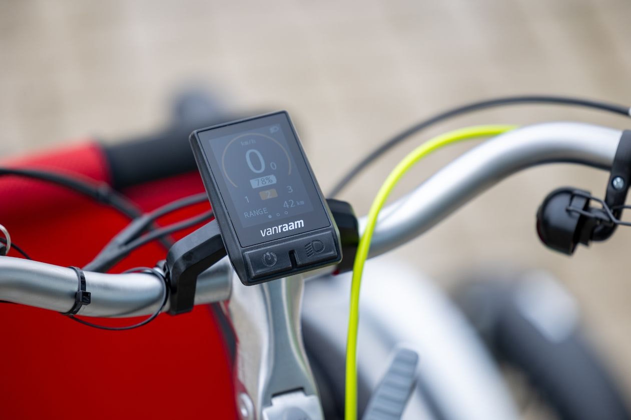 Vélo de transport pour fauteuil roulant VeloPlus à pédalage assisté smart display