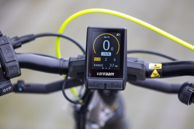 Silent smart display met bedieningsknoppen op een vanRaam Easy Rider