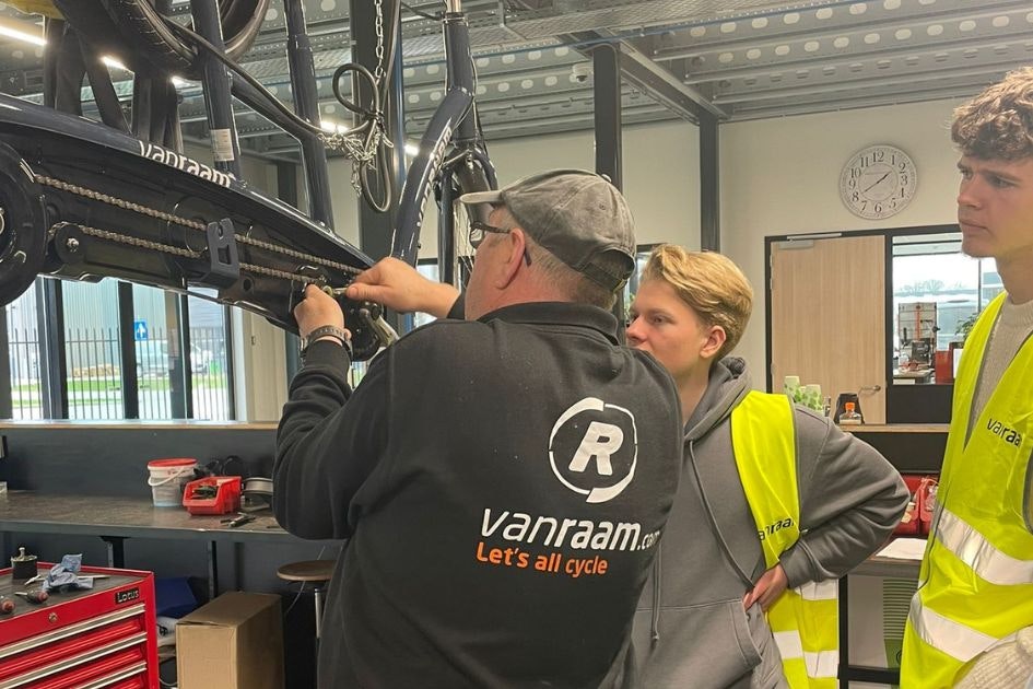 Herre et Jesper reçoivent une visite guidée de l'usine de vélos Van Raam