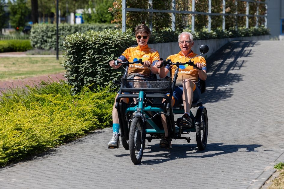 Fietsmaatjes gravit le Mont Ventoux avec un vélo duo Fun2Go vanRaam pour la lutte contre la SLA Fietsmaatjes gravit le Mont Ventoux avec un vélo duo Fun2Go vanRaam pour la lutte contre la SLA