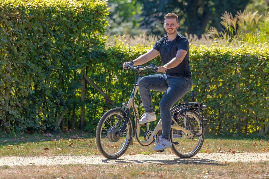 Balance fiets met beide voeten aan de grond vanRaam
