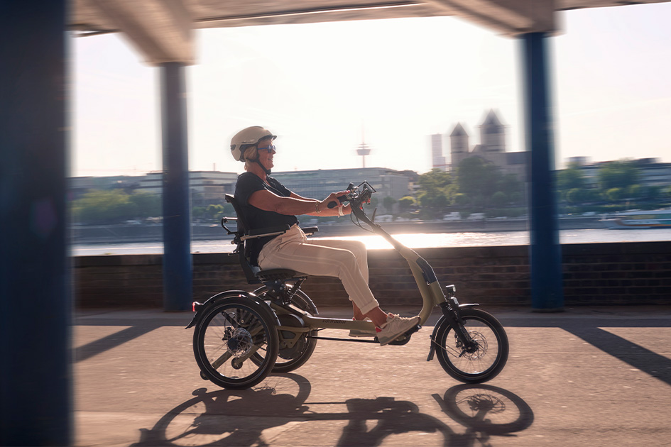 Tricycle Adulte Acier Motodak 20 Pouces, Bleu Gomier, 5 Vitesses, Panier Arrière