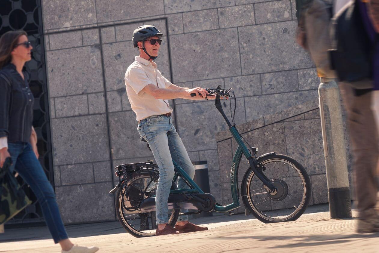 vanRaam Balance fiets met voeten aan de grond