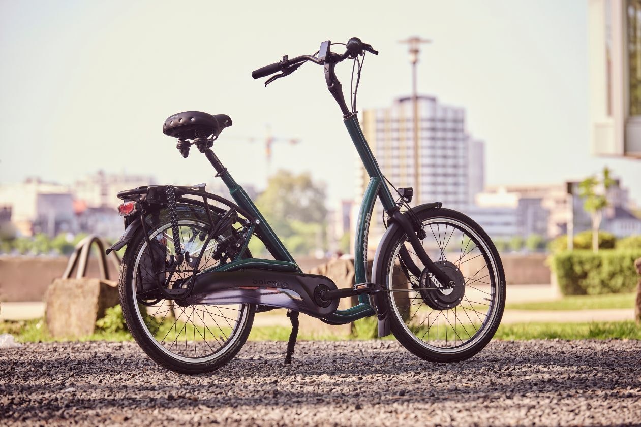 lage instap fiets met 2 voeten aan de grond