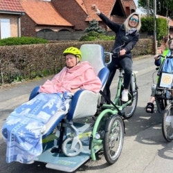Expérience client Vélo fauteuil VeloPlus vanRaam - EHPAD de Nieppe Expérience client Vélo fauteuil VeloPlus vanRaam - EHPAD de Nieppe