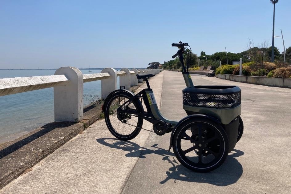 Thuja Bike vanRaam stationné en bord de littoral
