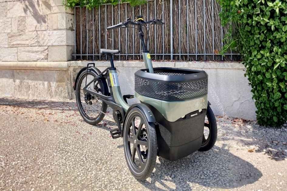 Thuja Bike vanRaam stationné devant un muret