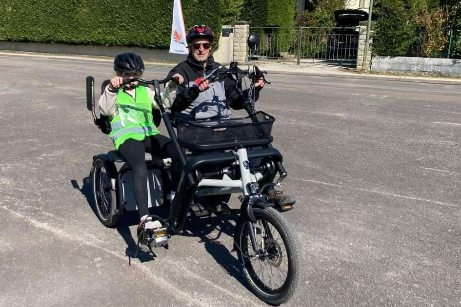 Vélo côte à côte Fun2Go vanRaam utilisé par l'association Tandem Club Dijonnais