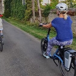 Expérience client Lucie Montagnier Vélo à cadre bas Balance vanRaam dans la campagne Expérience client Lucie Montagnier Vélo à cadre bas Balance vanRaam dans la campagne
