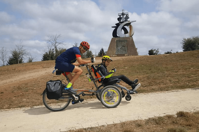 Samen-fietsen-met-een-rolstoelfiets-Opair