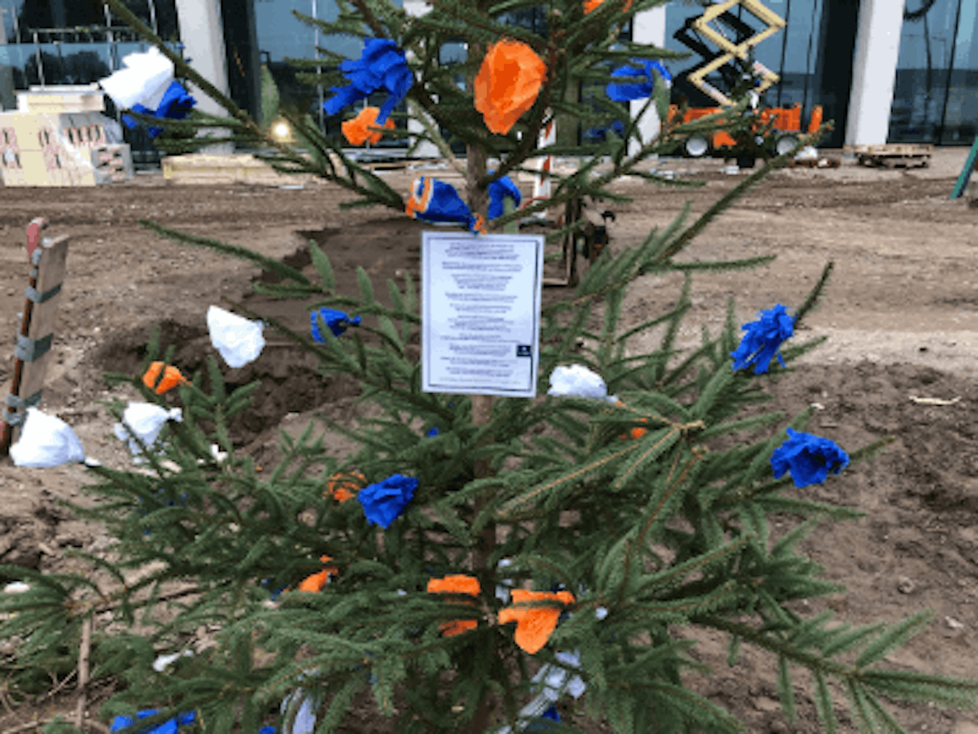 Nieuwe versierde bomen bij Van Raam nieuwbouw