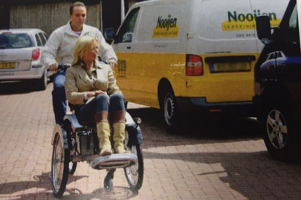 Frans Bauer en Natasja Froger op de OPair rolstoelfiets