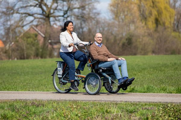 rolstoelfiets met trapondersteuning