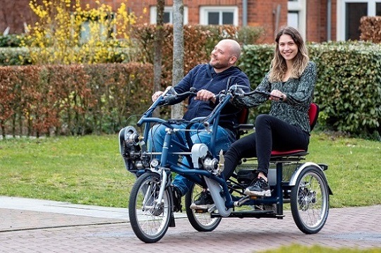 Van Raam duo fahrrad Fun2Go wo eine Person lenkt