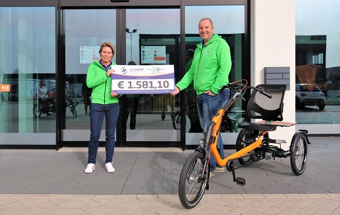 Van Raam gives cheque to Kanjers voor Kanjers Foundation