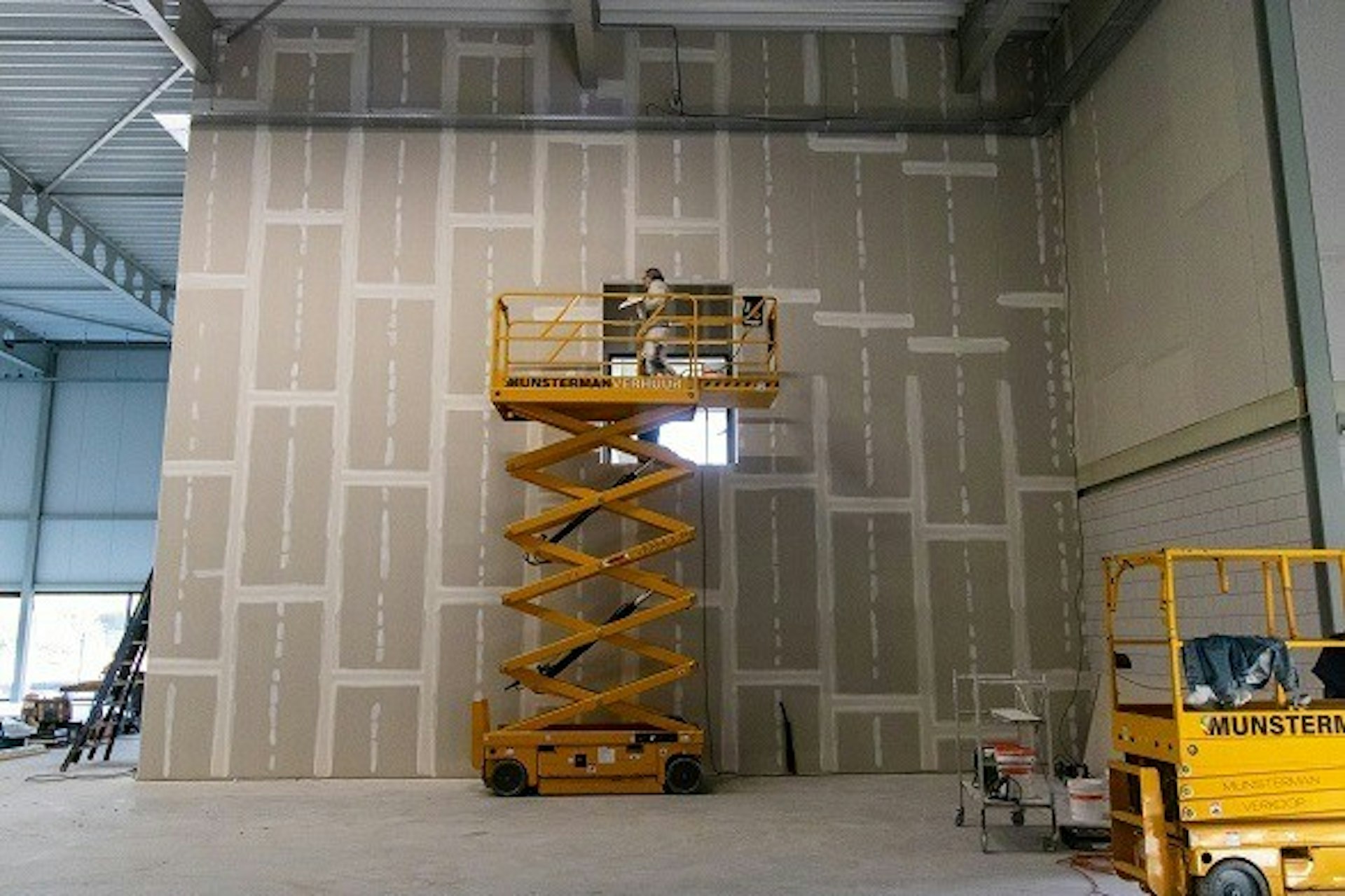 Gipswände werden in der neuen Halle Van Raam Varsseveld platziert