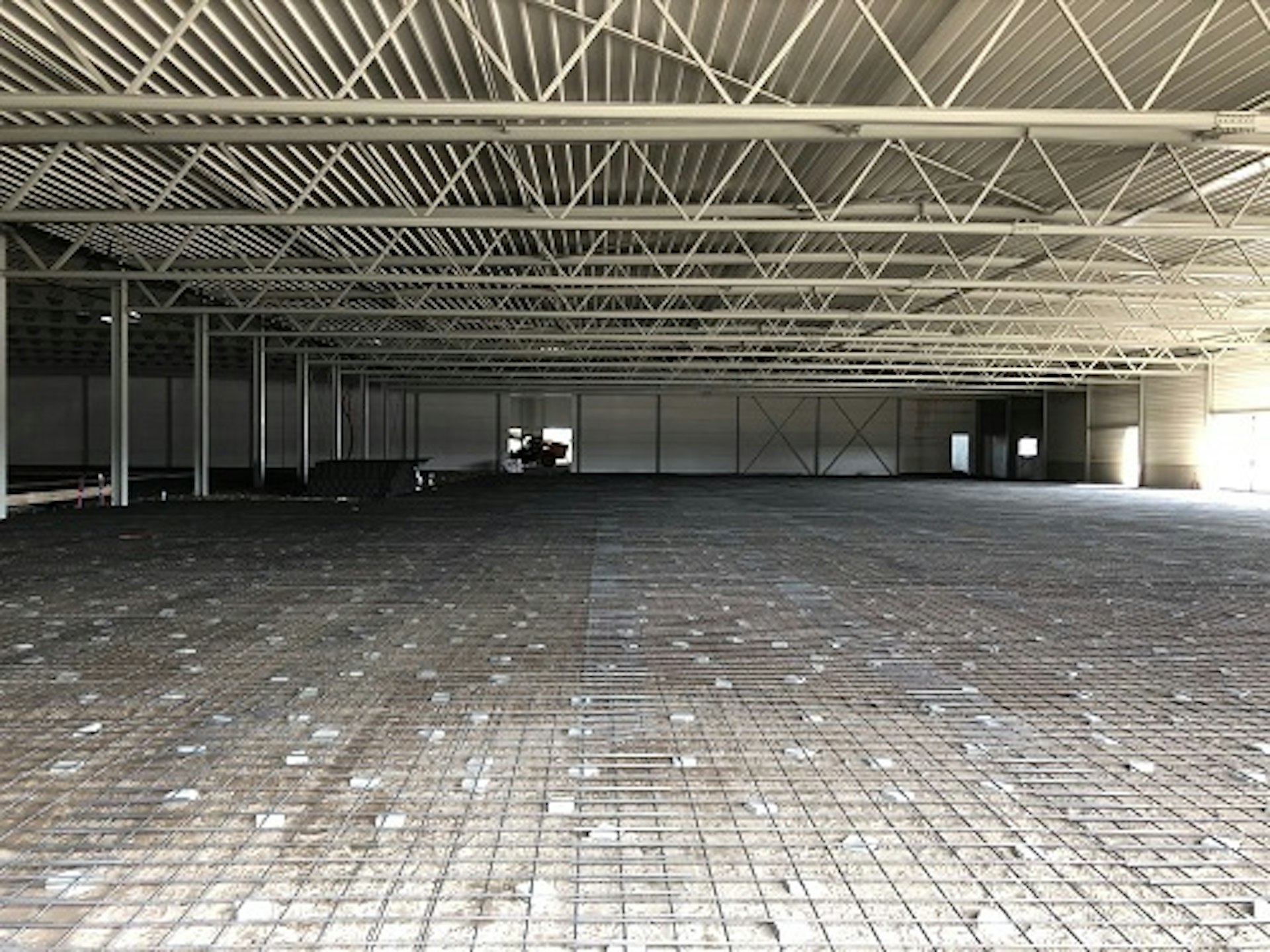 Week-35-Van-Raam-montagehal-betonmatten-leggen