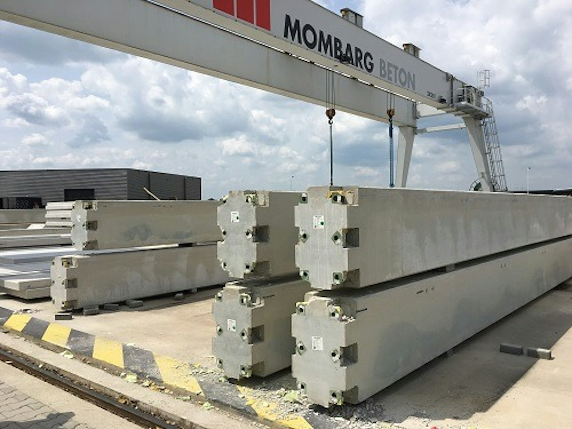 Betonnen palen gemaakt door Mombarg voor Van Raam