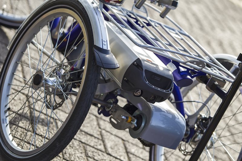 Pedal support for people with one arm or hand